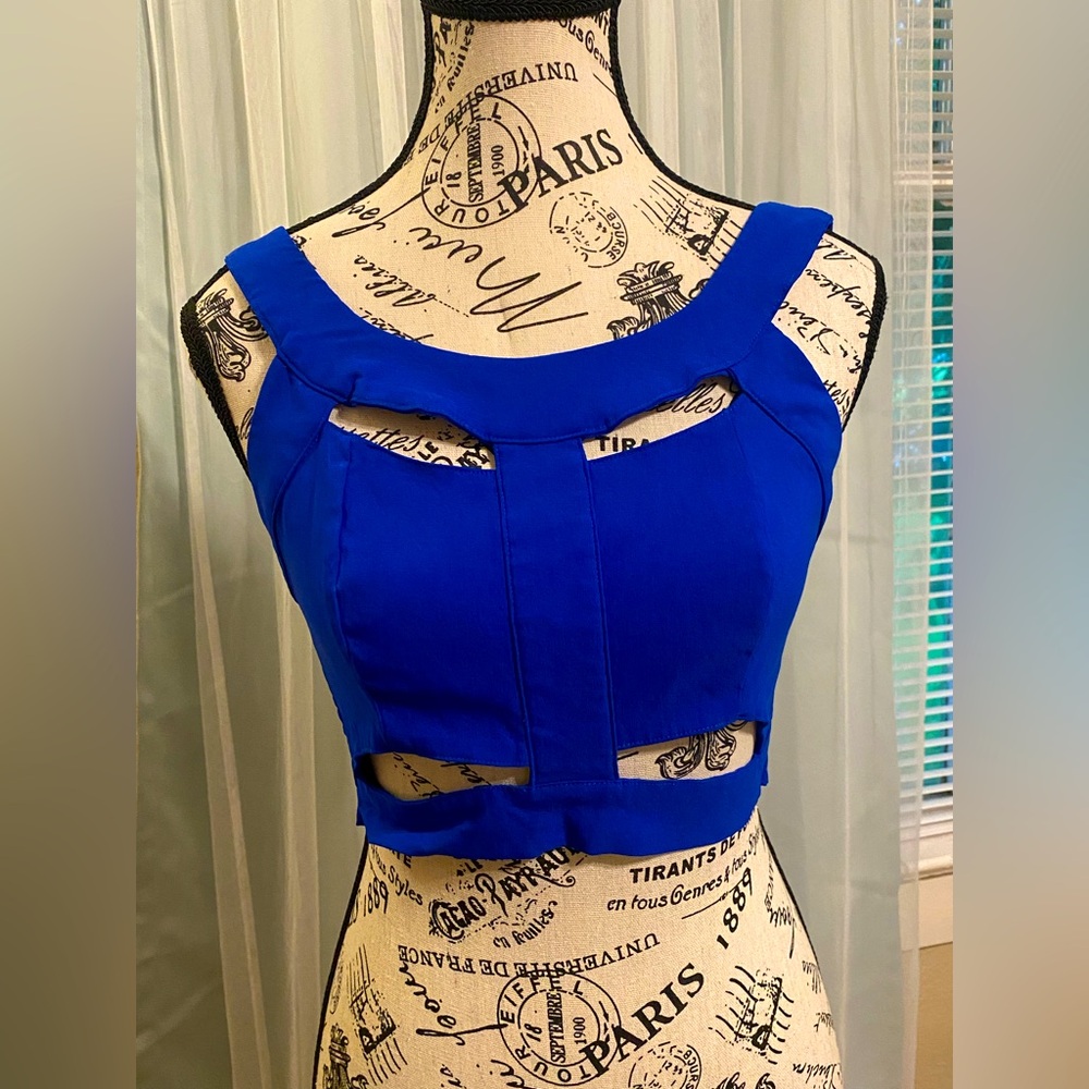 Cute cutout cropped top.